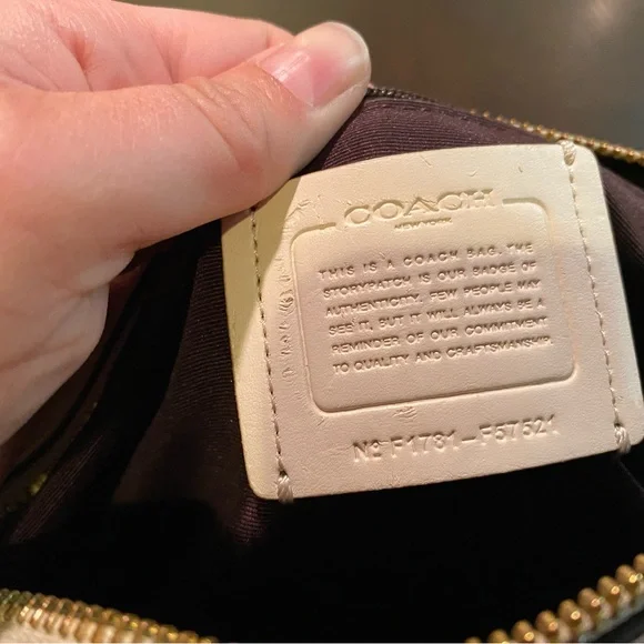 White coach purse. - Picture 3 of 8